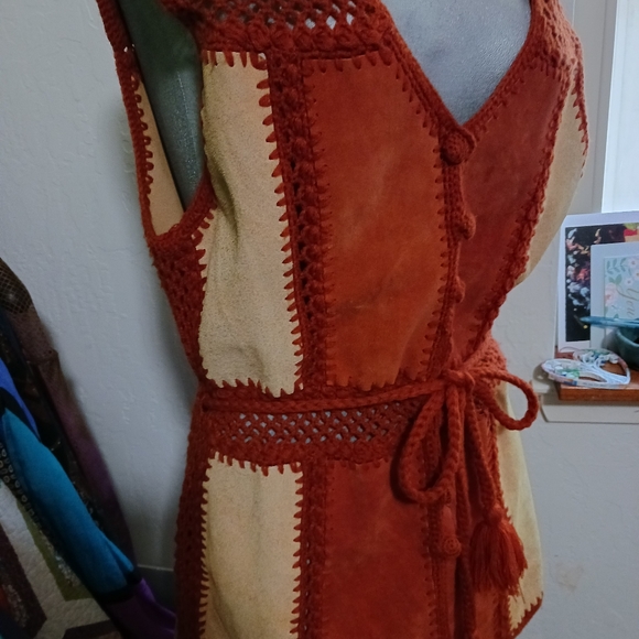 Vintage 1970's leather and crochet vest - Picture 4 of 8